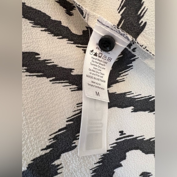 NWT LuLaRoe Shannah button down top black and ivory Aztec print Size Medium - Picture 3 of 5